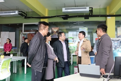 河南省創(chuàng)業(yè)孵化基地評審專家組考察我校“黃河之星”眾創(chuàng)空間